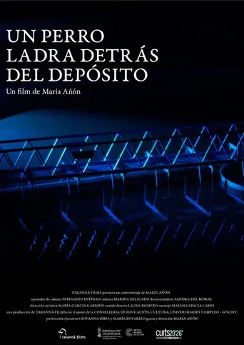 Un perro ladra detrás del depósito